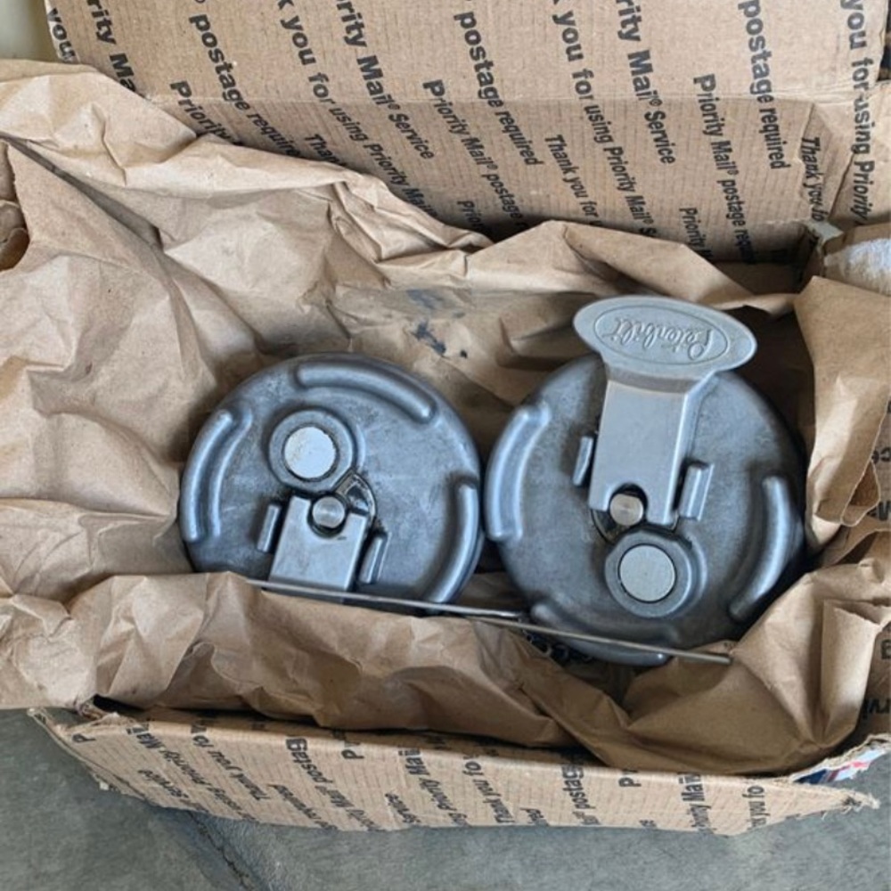 Only one Peterbilt tank caps